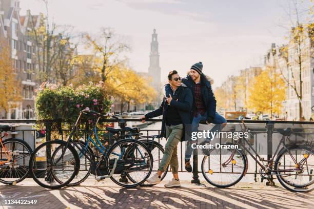 lgbt paar reizen-diverse duizendjarige homo jongens zijn in relatie en tijd doorbrengen op city break - gay stockfoto's en -beelden