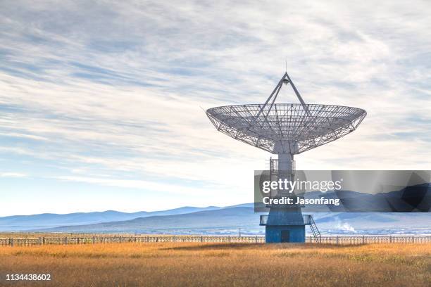 radiotelescopio - satellite dish fotografías e imágenes de stock