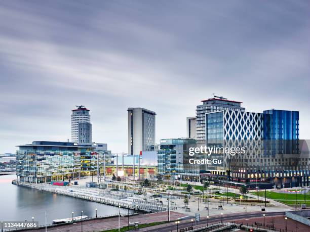 mediacityuk, manchester, united kingdom - cloudy day office building stockfoto's en -beelden