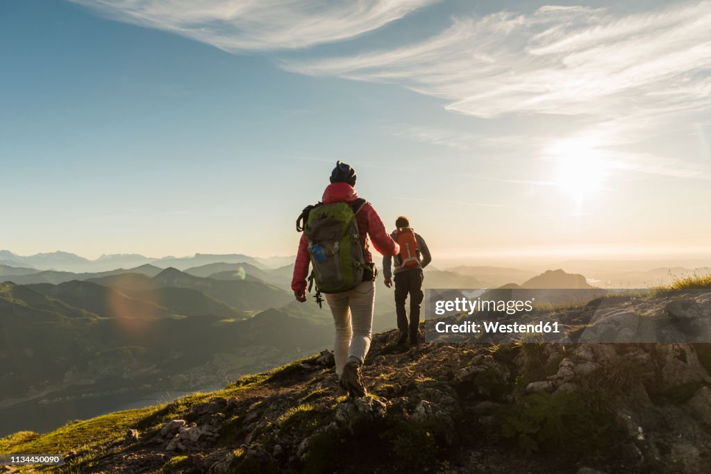 Austria, Salzkammergut, Couple hiking in the mountains