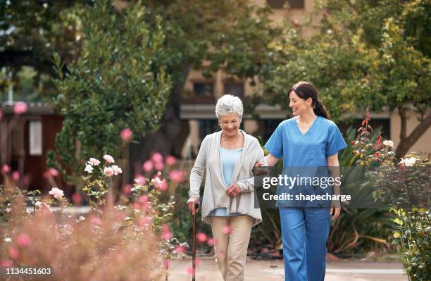 ze weet hoe je elke patiënt een speciaal gevoel te maken - healthcare workers stockfoto's en -beelden