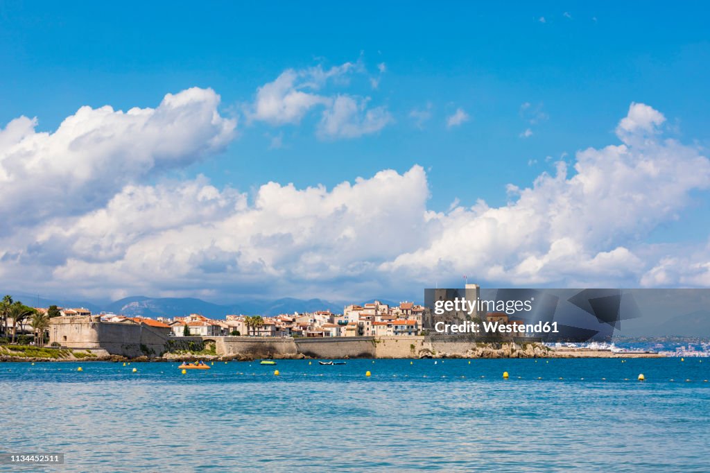 France, Provence-Alpes-Cote d'Azur, Antibes, Old town with Chateau Grimaldi, city wall