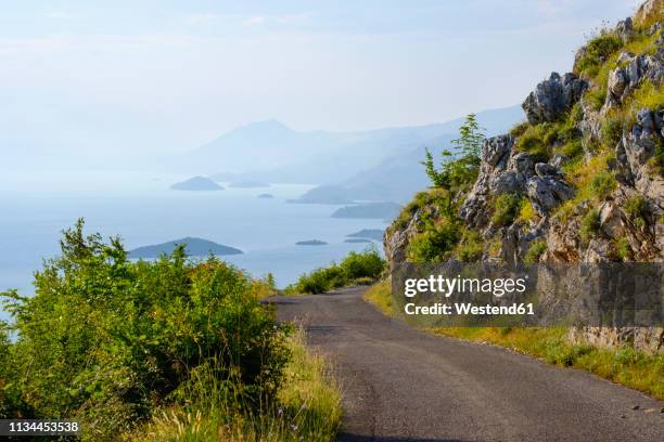 montenegro, mountain road at south shore of lake skadar - bar 個照片及圖片檔