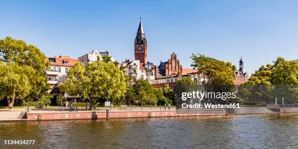 germany, berlin, treptow-koepenick, spree river, koepenick, old town, townhall, waterfront promenade - köpenick fotografías e imágenes de stock