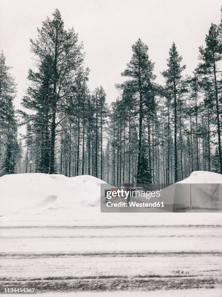 finland, lapland, heavy snowfall and mailboxes at the roadside - straßenrand stock-fotos und bilder