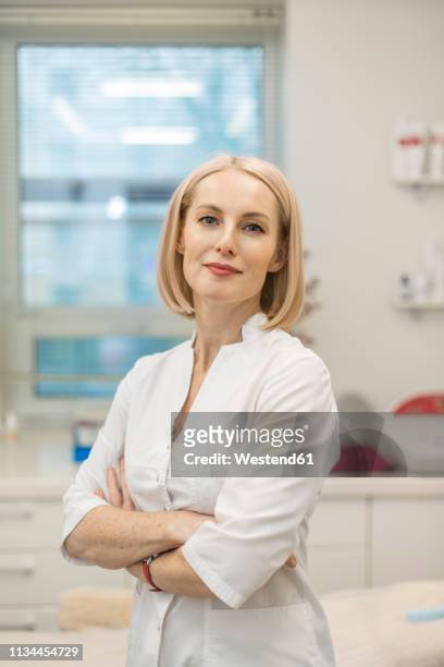 portrait of doctor in beauty clinic - cosmetics counter stock pictures, royalty-free photos & images