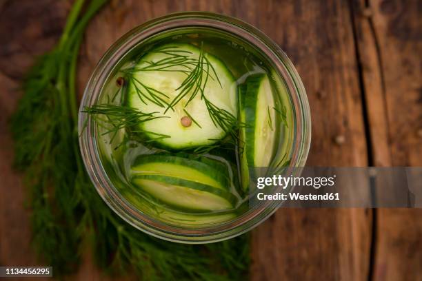 swedish pressgurka, with dill and white pepper corns - sliced pickles fotografías e imágenes de stock