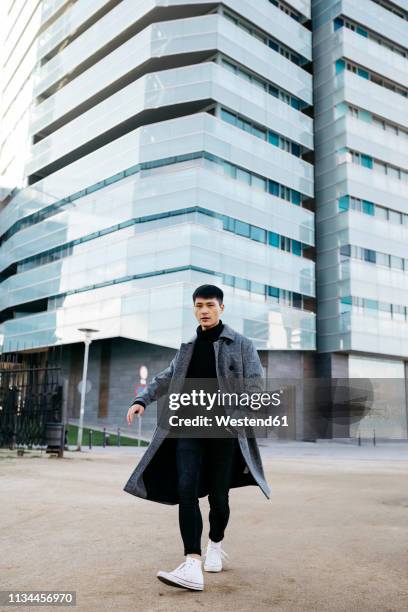 spain, barcelona, stylish young man posing on the street - メンズウェア ストックフォトと画像