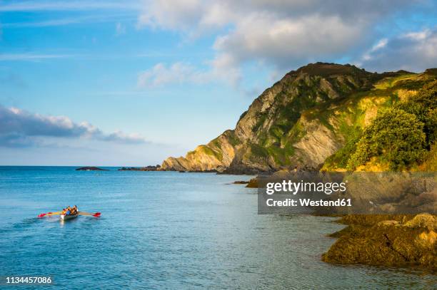 uk, england, devon, rowing team in the bay of ilfracombe - ilfracombe stock-fotos und bilder