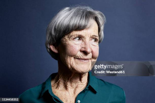 portrait of smiling senior woman - sólo mujeres mayores fotografías e imágenes de stock