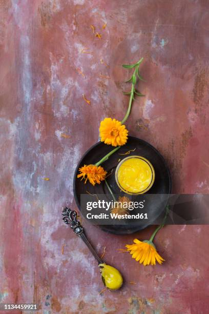 dried marigold blossoms and marigold salve - calendula stockfoto's en -beelden