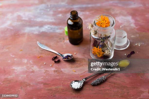 blossoms of medical plants, medicine flasks, marigold salve and globules - calendula stockfoto's en -beelden