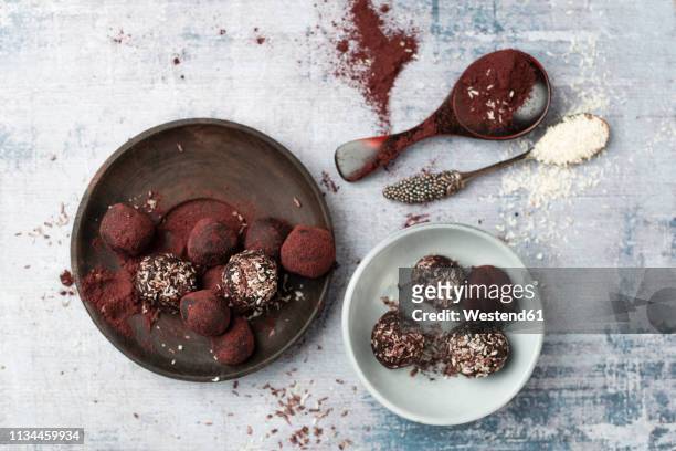 truffle with aronia powder and cocos - chocolate pieces stock-fotos und bilder