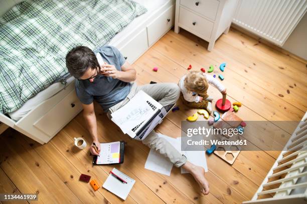 father with his little son working from home - productivité photos et images de collection