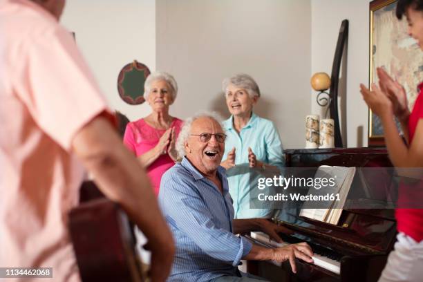 elderly people making music in retirement home - pflegeheim symbol stock-fotos und bilder