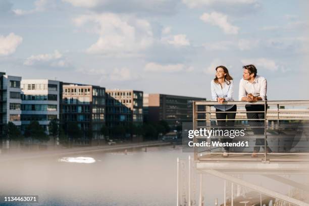business people standing on balcony - ノルトラインヴェストファーレン州 ストックフォトと画像