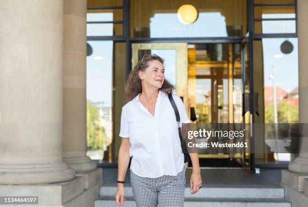 portrait of smiling mature woman in the city - short sleeved 個照片及圖片檔