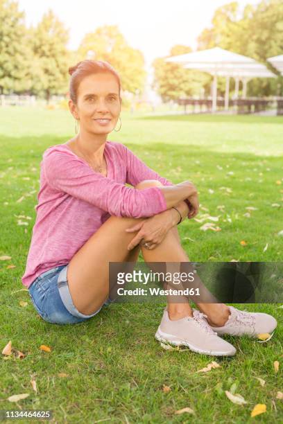afrikansk Caius Fradrage 13,290 Women Sitting In Shorts Stock Photos, High-Res Pictures, and Images  - Getty Images
