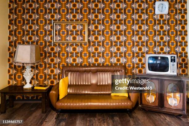 interior of a vintage living room - tv on wall stockfoto's en -beelden