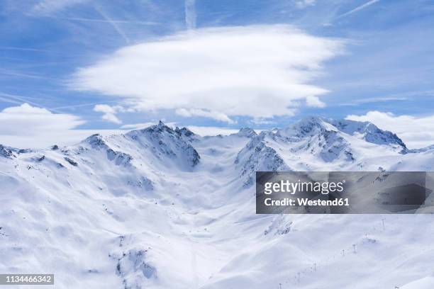 france, french alps, les menuires, trois vallees, view of ski area - neve profunda imagens e fotografias de stock