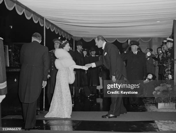 Queen Elizabeth arrives at the Royal Film Performance of George Cukor's 'Les Girls' at the Odeon, Leicester Square, London, 4th November 1957. She is...