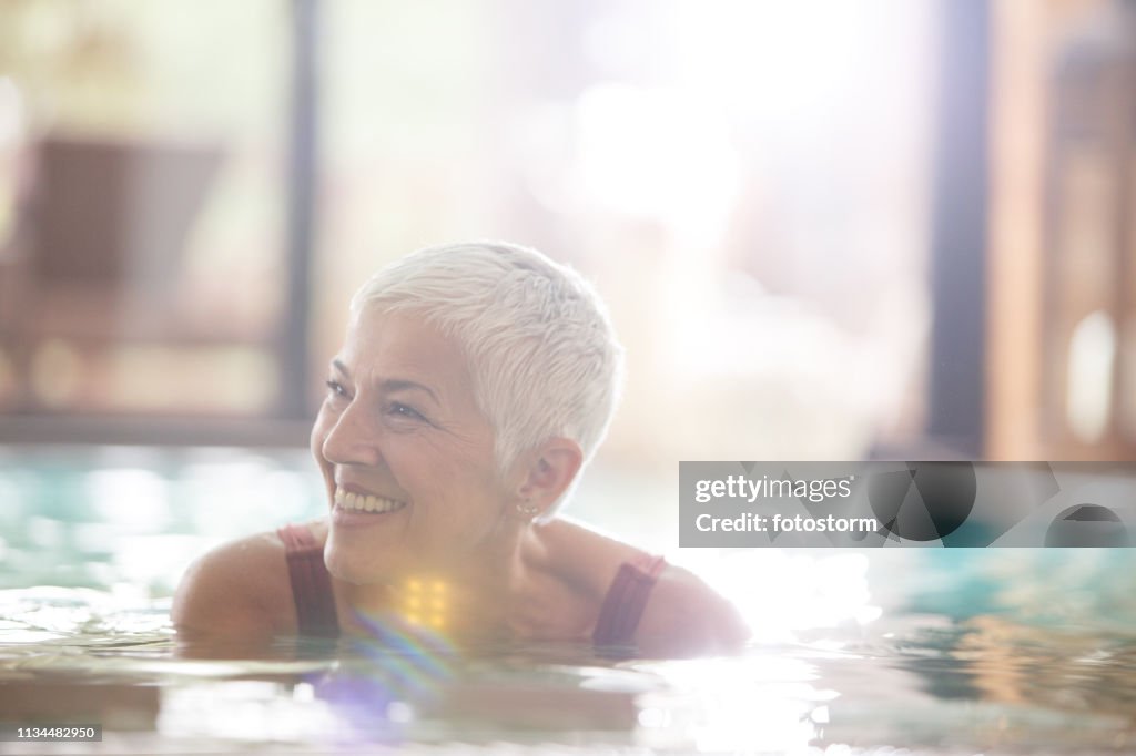 Lächelnde Frau im Schwimmbad