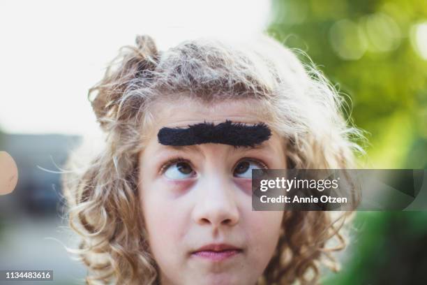 girl with bushy eyebrow - cross eyed 個照片及圖片檔