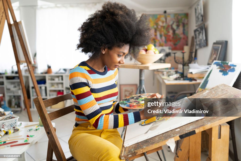 Schöne Kunstmalerin im Atelier