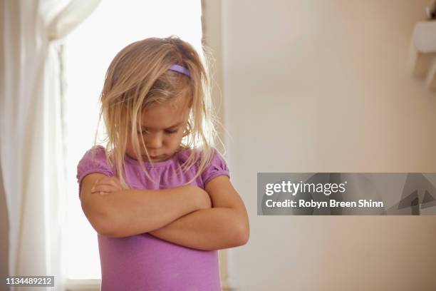 young girl with head down and arms folded having tantrum - teimoso - fotografias e filmes do acervo