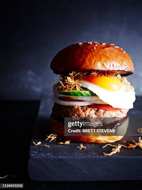 classic burger, close-up - comfort food stock pictures, royalty-free photos & images