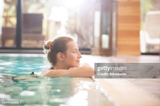 genieten van rust en stilte - swimmingpool stockfoto's en -beelden