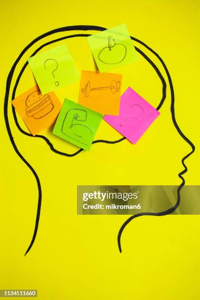 concept art of thoughts inside someones head, trying to decide of what is good. - brain food photos et images de collection