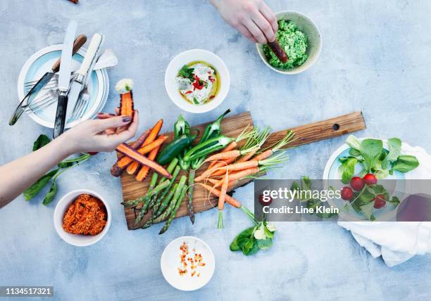 board of vegetables with dips and sauces - crudité foto e immagini stock