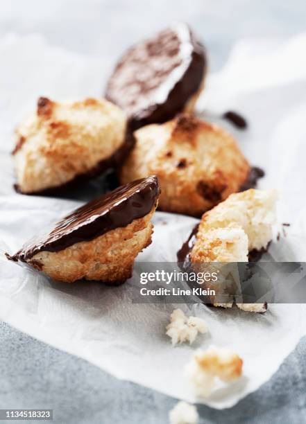 close up of chocolate coconut cookies - coconut biscuits stockfoto's en -beelden