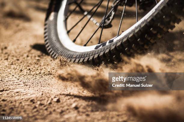 bicycle tire, close up - mountainbike stock-fotos und bilder