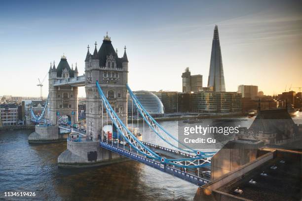 tower bridge and the shard, london, uk - london england stockfoto's en -beelden