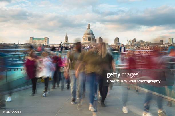 st paul's cathedral and commuters on the millennium bridge, london - millennium bridge londra foto e immagini stock
