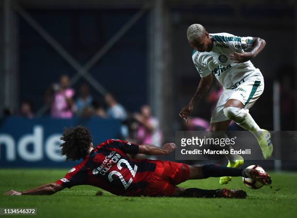 Fabricio Coloccini of San Lorenzo fights for the ball with Deyverson of Palmeiras during a group F match between San Lorenzo and Palmeiras as part of...
