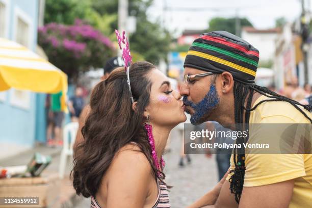 pares que beijam no carnaval - beijar - fotografias e filmes do acervo