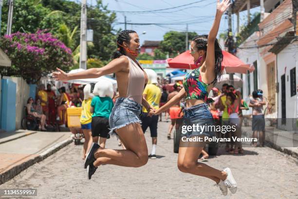 karneval in den straßen von olinda - carnaval brasil stock-fotos und bilder