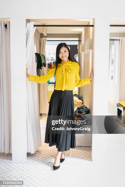 fröhliche chinesin modellierte bluse und rock - jupe stock-fotos und bilder