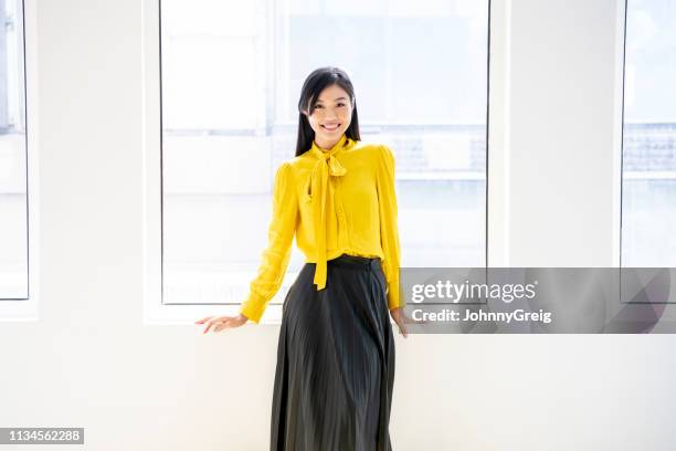 portret van de aziatische vrouw in haar jaren ' 30 in smart outfit - gele rok stockfoto's en -beelden