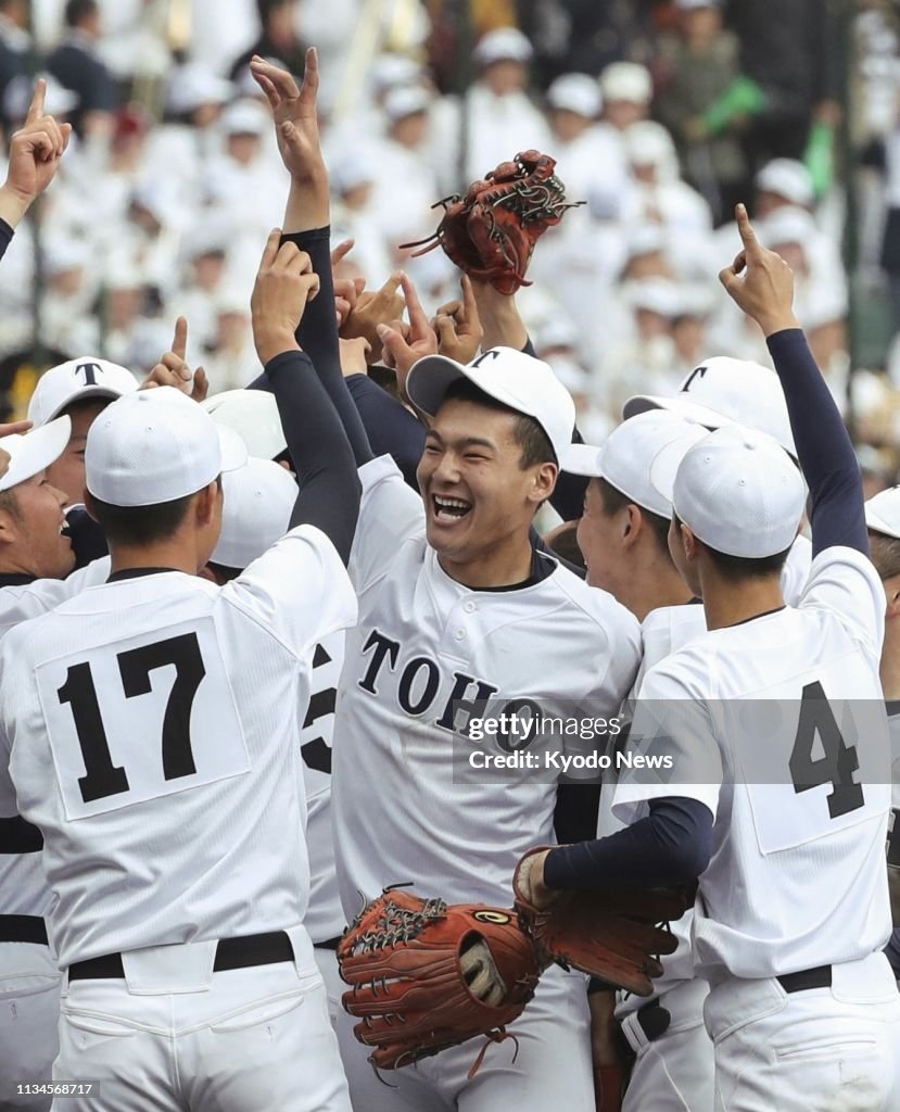 Toho players celebrate after beating Narashino to win the national