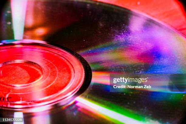 compact disc (cd) - up close - colorful cd photos et images de collection