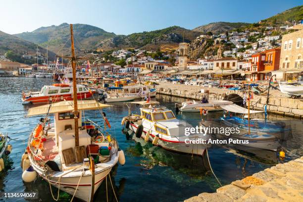 panorama of fishing boats on hydra island, greece - hydra greece fotos stockfoto's en -beelden