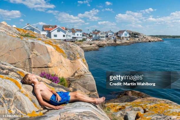tiener zonnen in zweden idyllische archipel - teen boy shorts stockfoto's en -beelden