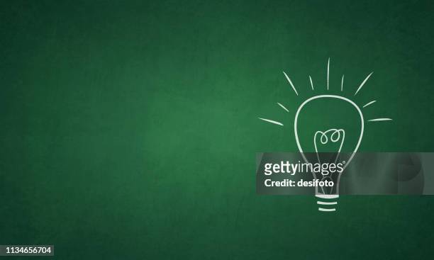 ilustraciones, imágenes clip art, dibujos animados e iconos de stock de ilustración vectorial de una bombilla encendida en una pizarra de color verde grungy traducción - bombilla halógena