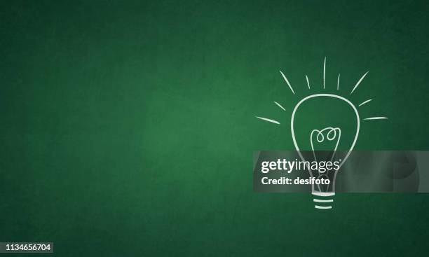 stockillustraties, clipart, cartoons en iconen met vector illustratie van een aangestoken gloeilamp op een grungy groen gekleurde blackboard - elektrische lamp