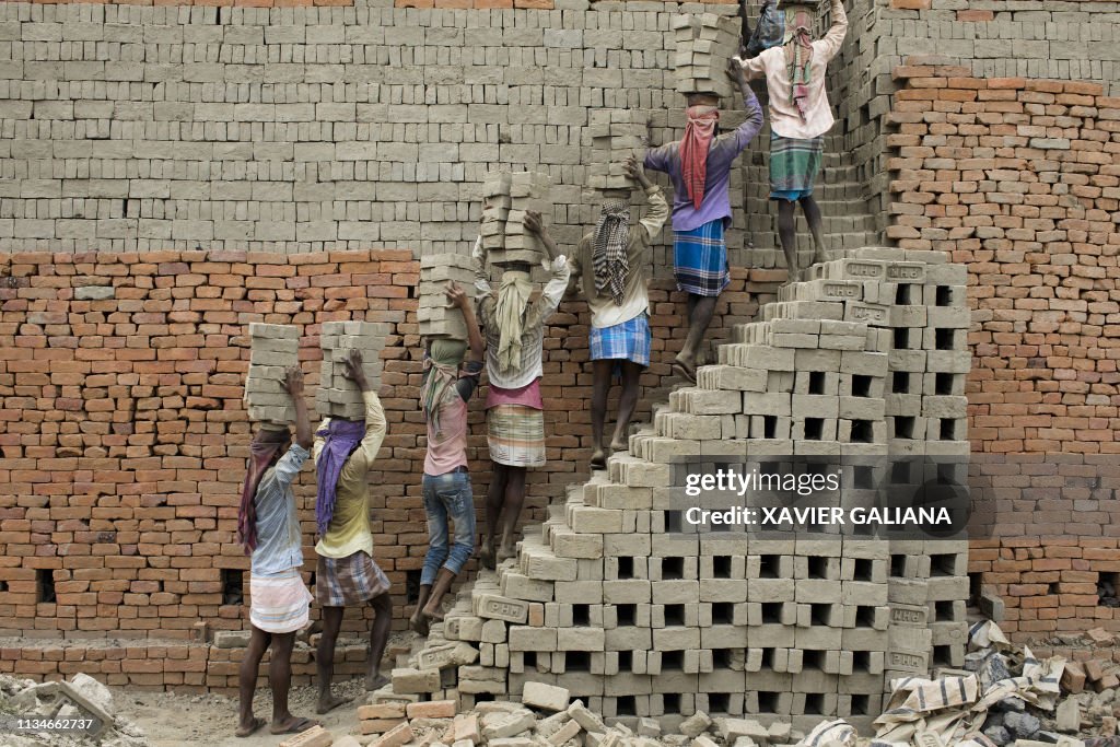 TOPSHOT-INDIA-ECONOMY-LABOUR