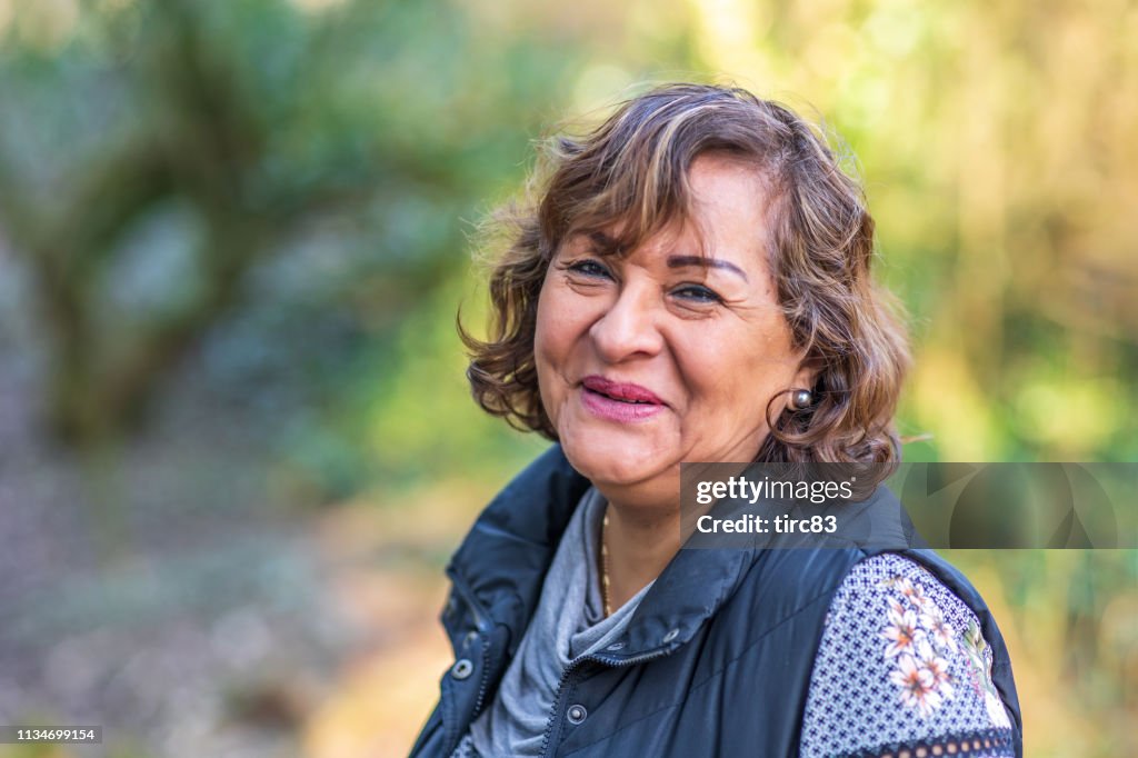 Retrato latino-americano sênior da mulher no campo